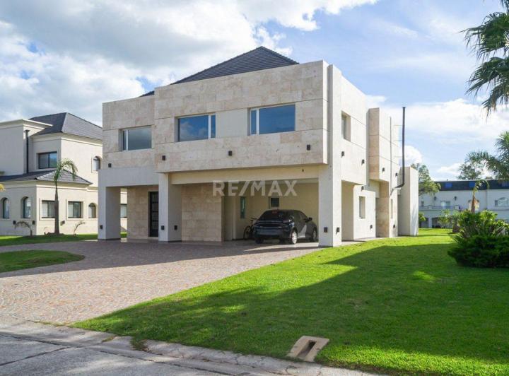Casa · 357m² · 7 Ambientes · 4 Cocheras