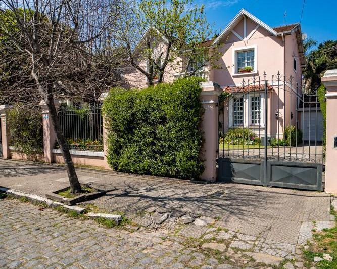 Casa · 938m² · 4 Dormitorios · 8 Cocheras