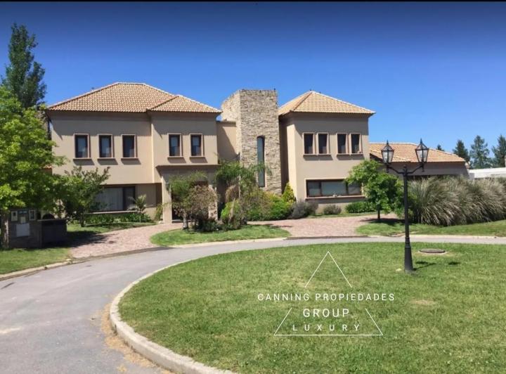 Casa · 500m² · 8 Ambientes · 2 Cocheras