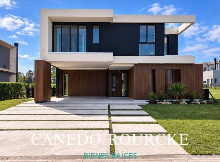 Casa · 230m² · 5 Ambientes · 2 Cocheras
