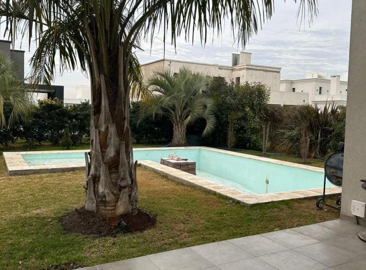 Casa · 220m² · 5 Ambientes · 2 Cocheras