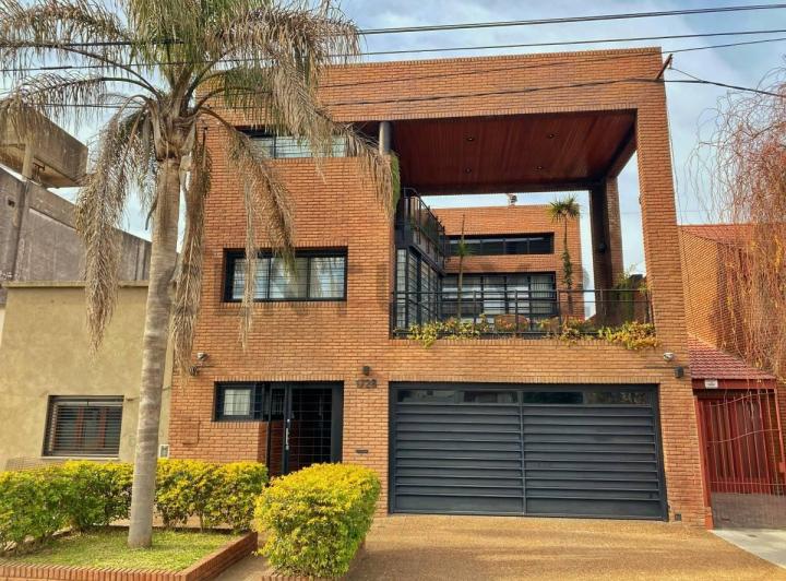 Casa · 500m² · 5 Dormitorios · 2 Cocheras