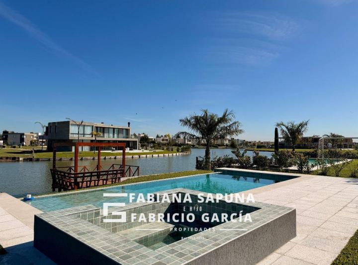 Casa · 460m² · 6 Ambientes · 4 Cocheras