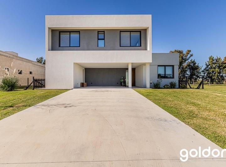 Casa · 266m² · 5 Ambientes · 2 Cocheras