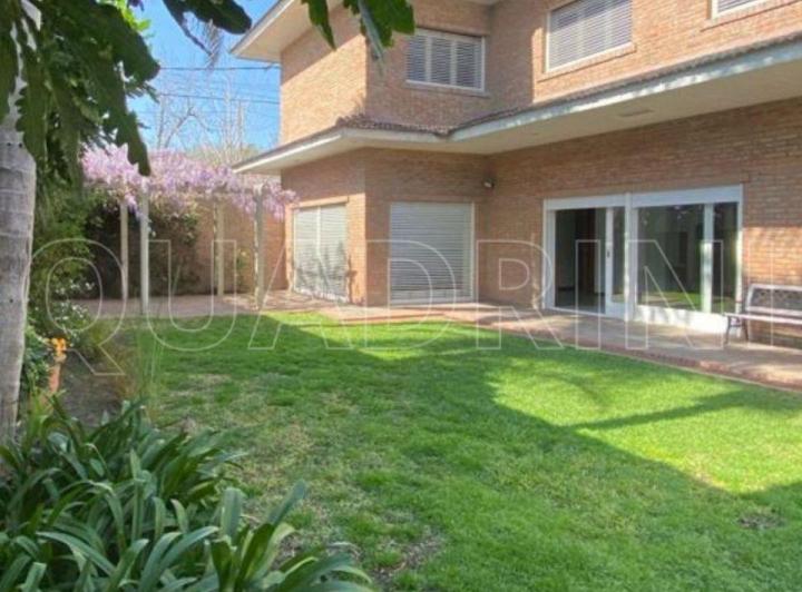 Casa · 360m² · 6 Ambientes · 2 Cocheras