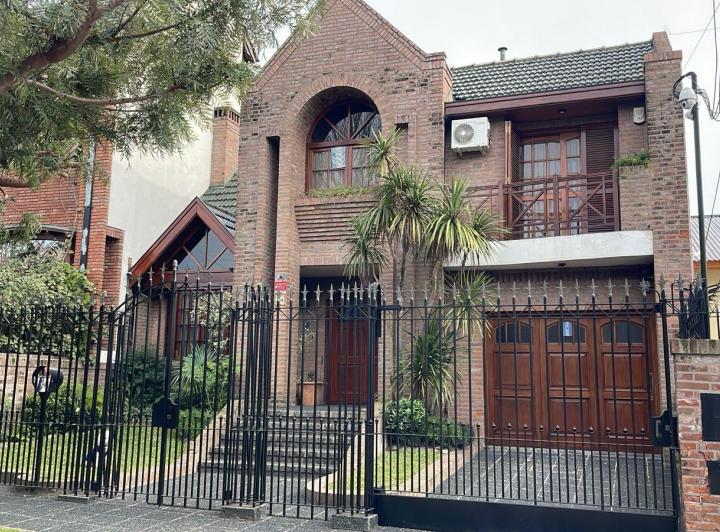 Casa · 350m² · 6 Ambientes · 3 Cocheras