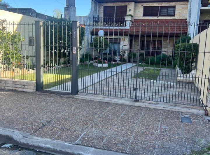 Casa · 250m² · 6 Ambientes · 4 Cocheras