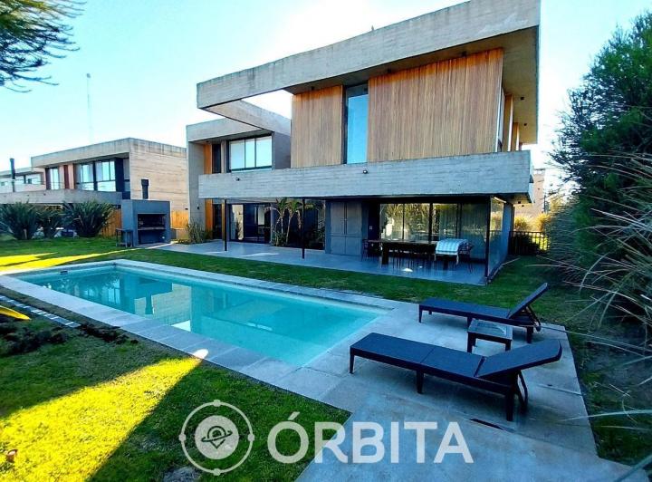 Casa · 220m² · 5 Ambientes · 2 Cocheras