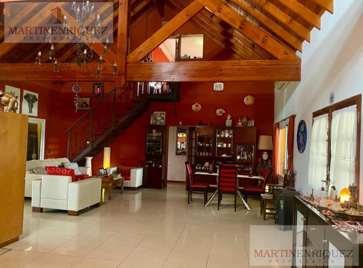 Casa · 2696m² · 6 Ambientes · 1 Cochera