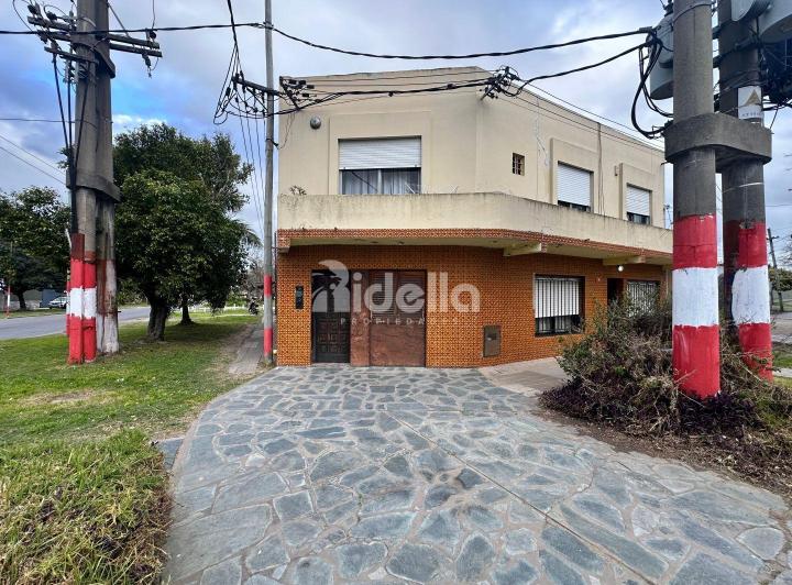 Casa · 241m² · 7 Ambientes · 1 Cochera
