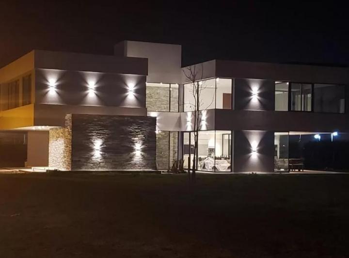 Casa · 430m² · 6 Ambientes · 4 Cocheras