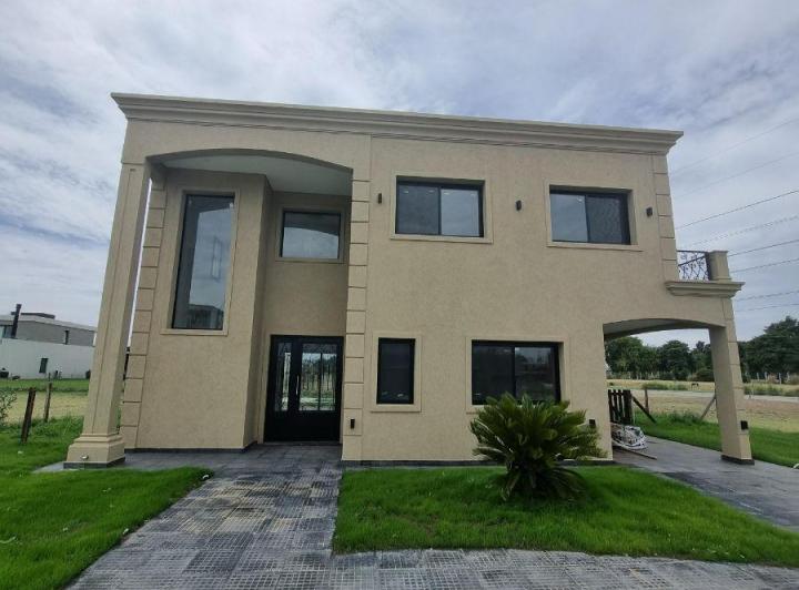 Casa · 246m² · 5 Ambientes · 2 Cocheras
