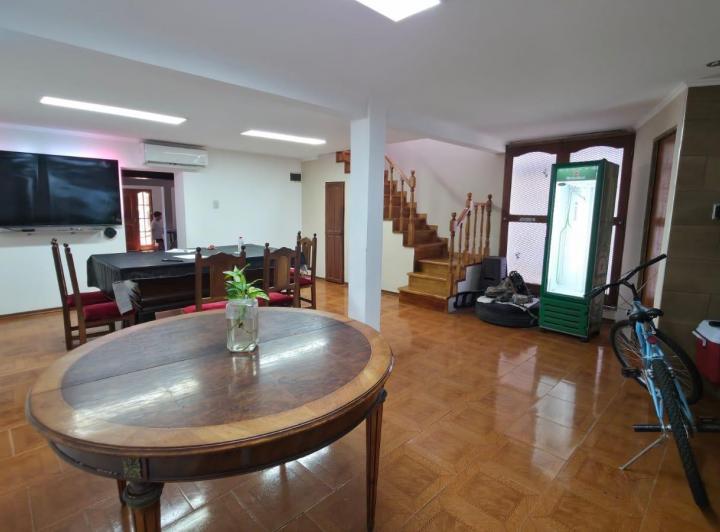 Casa · 208m² · 6 Ambientes · 2 Cocheras