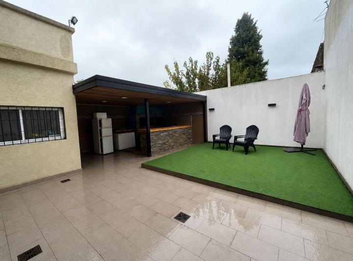 Casa · 232m² · 6 Ambientes · 2 Cocheras