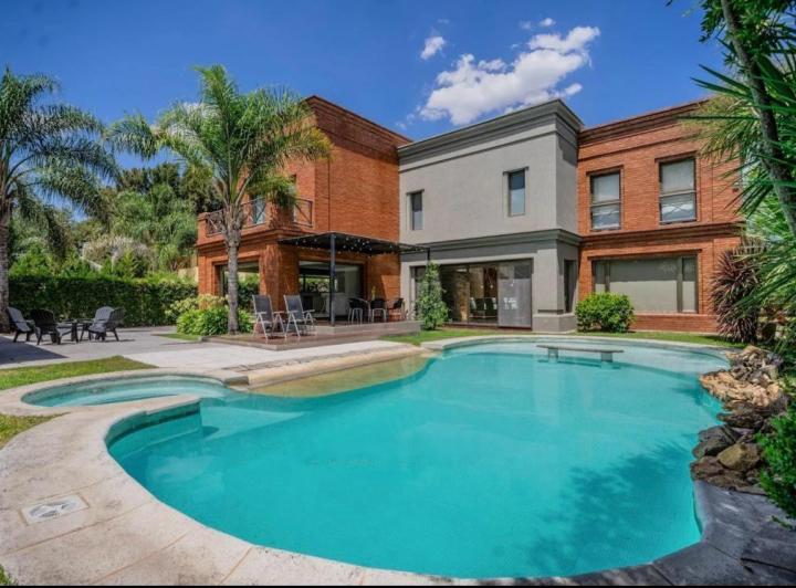 Casa · 552m² · 6 Ambientes