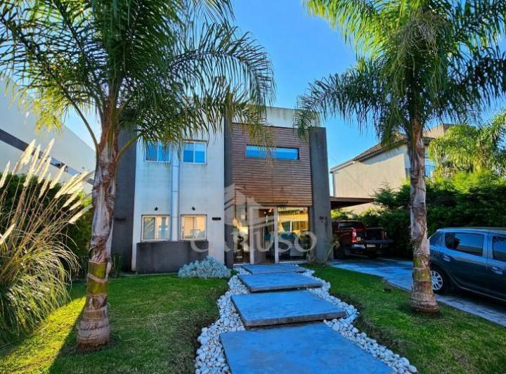 Casa · 330m² · 7 Ambientes · 1 Cochera