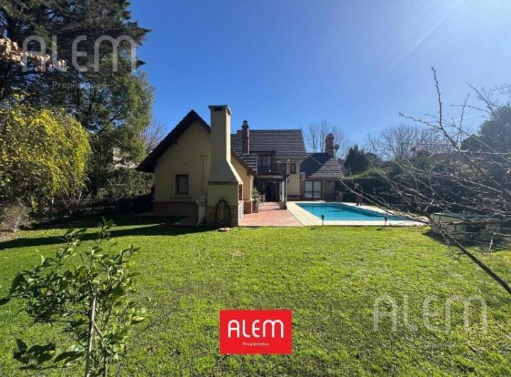Casa · 250m² · 5 Ambientes · 2 Cocheras