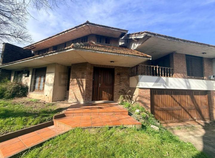 Casa · 300m² · 6 Ambientes · 1 Cochera