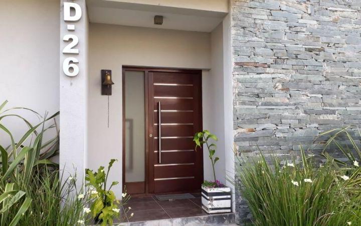 Casa · 250m² · 5 Ambientes · 2 Cocheras