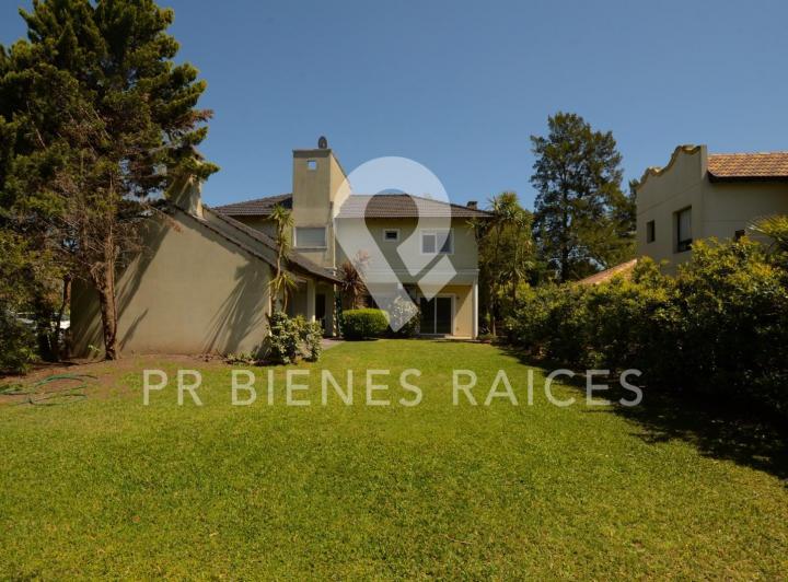 Casa · 220m² · 5 Ambientes
