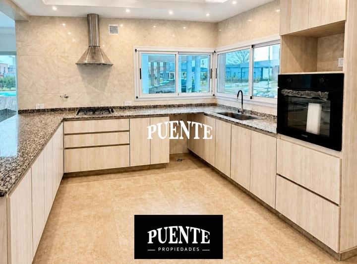 Casa · 178m² · 5 Ambientes · 2 Cocheras