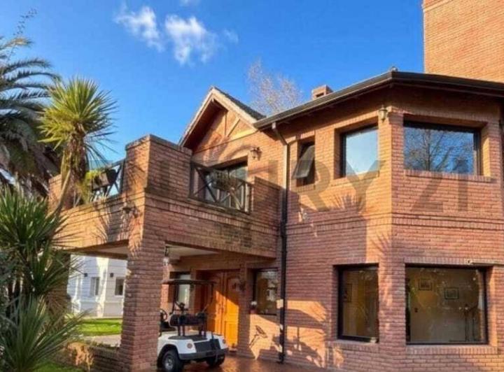 Casa · 326m² · 5 Ambientes · 2 Cocheras