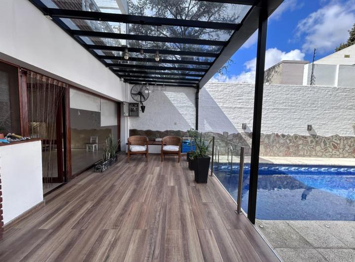 Casa · 328m² · 5 Ambientes · 2 Cocheras