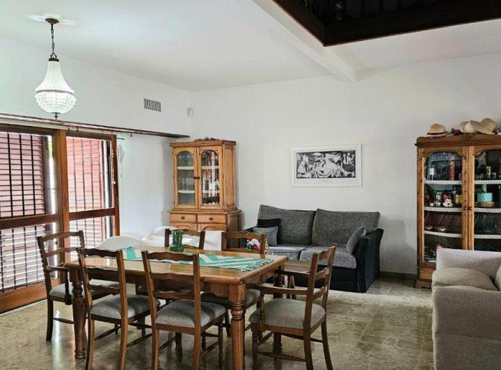Casa · 339m² · 6 Ambientes · 2 Cocheras