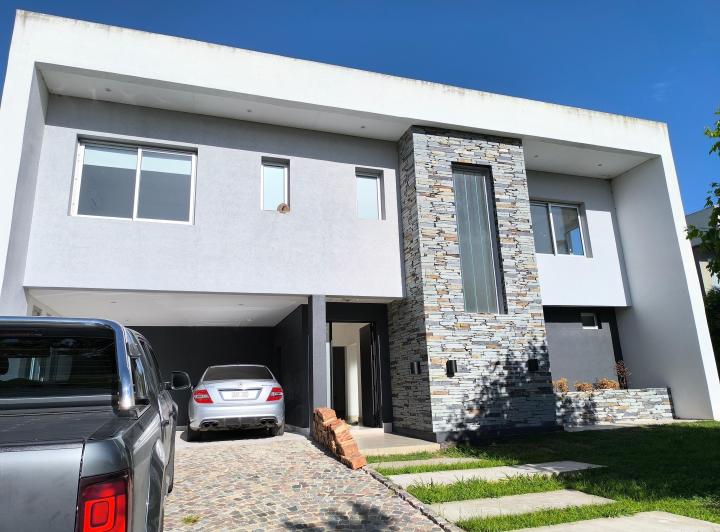 Casa · 400m² · 6 Ambientes · 2 Cocheras