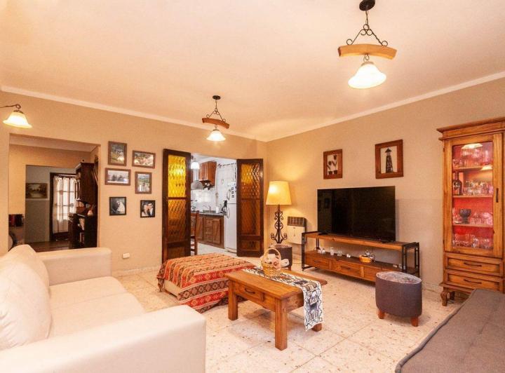 Casa · 235m² · 6 Ambientes · 1 Cochera