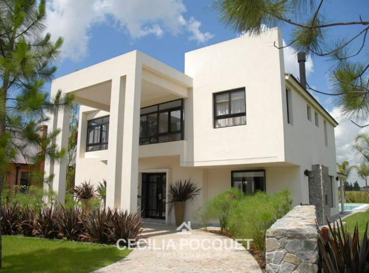 Casa · 1600m² · 5 Ambientes · 2 Cocheras