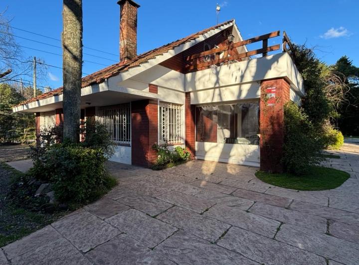 Casa · 220m² · 5 Ambientes · 2 Cocheras