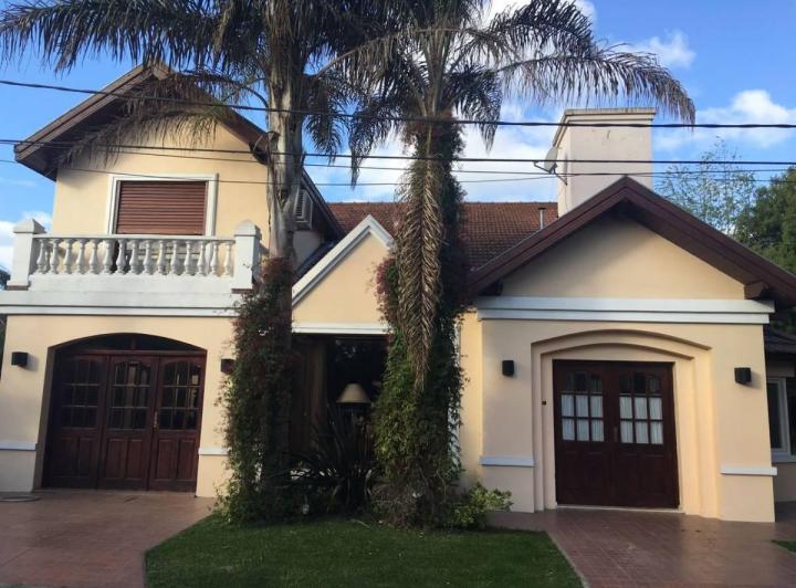 Casa · 395m² · 7 Ambientes · 2 Cocheras