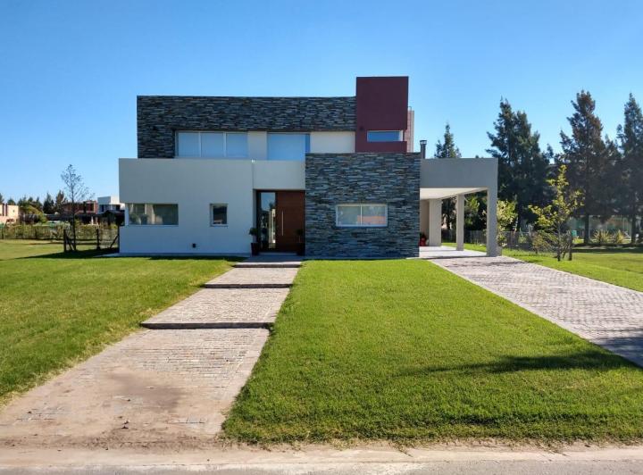 Casa · 245m² · 5 Ambientes · 3 Cocheras