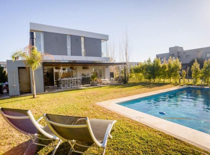 Casa · 249m² · 6 Ambientes · 2 Cocheras