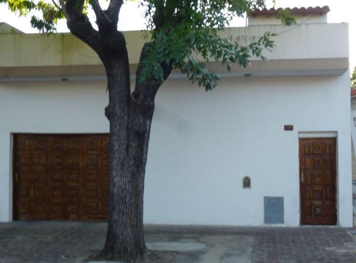 Casa · 232m² · 1 Ambiente · 8 Cocheras