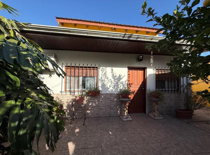 Casa · 200m² · 5 Ambientes · 2 Cocheras