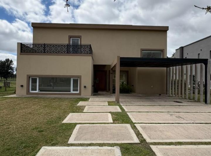 Casa · 180m² · 5 Ambientes · 2 Cocheras