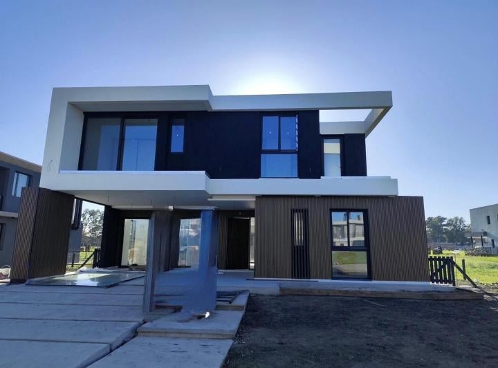 Casa · 230m² · 5 Ambientes · 2 Cocheras