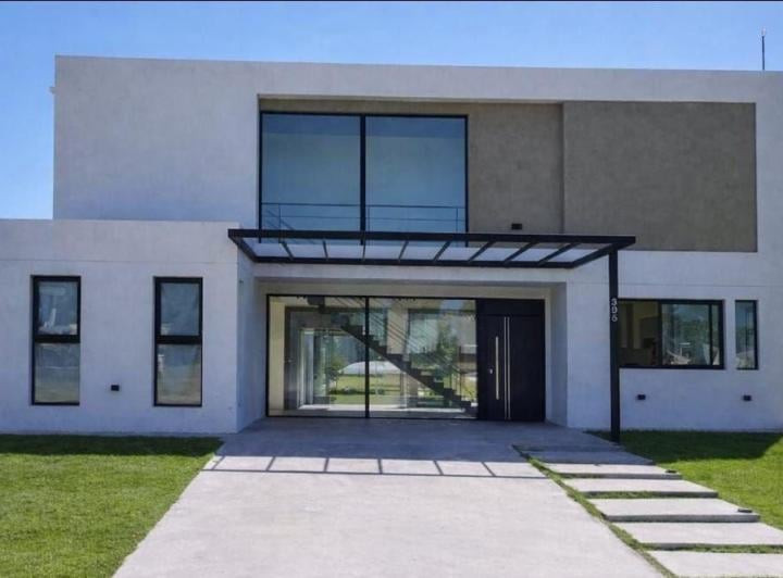 Casa · 200m² · 5 Ambientes · 2 Cocheras