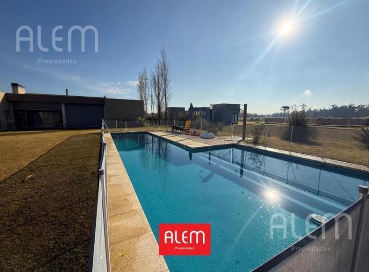 Casa · 266m² · 5 Ambientes · 2 Cocheras