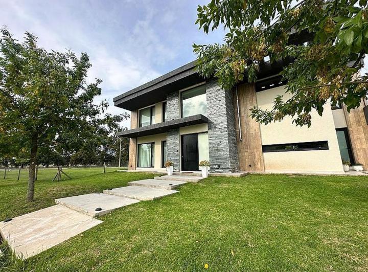 Casa · 254m² · 5 Ambientes · 1 Cochera