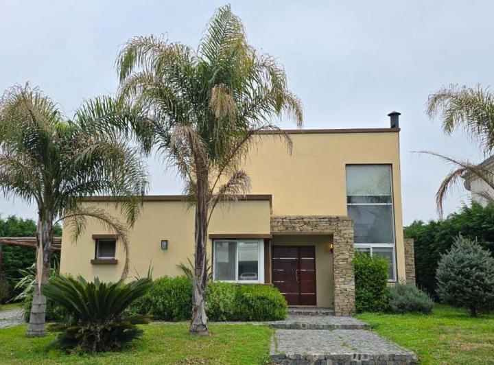 Casa · 210m² · 5 Ambientes · 3 Cocheras
