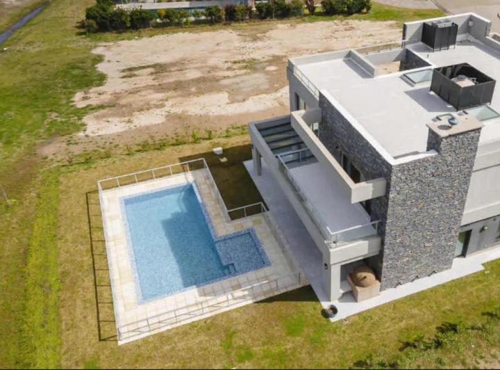 Casa · 380m² · 6 Ambientes · 2 Cocheras
