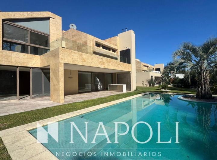 Casa · 400m² · 8 Ambientes · 2 Cocheras
