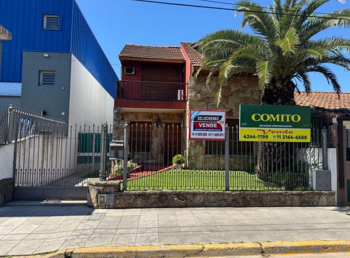 Casa · 210m² · 5 Ambientes · 5 Cocheras