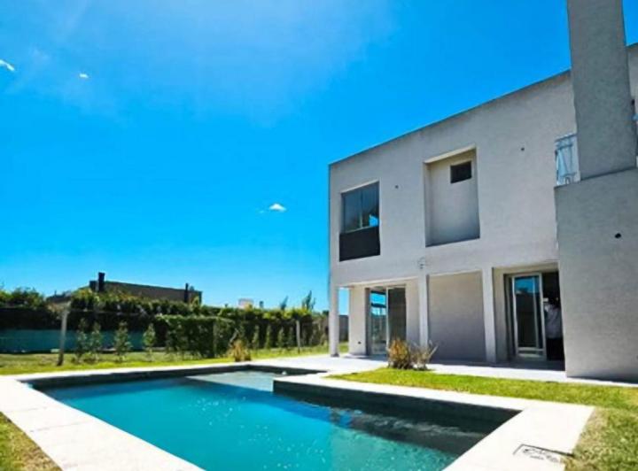 Casa · 250m² · 5 Ambientes · 2 Cocheras