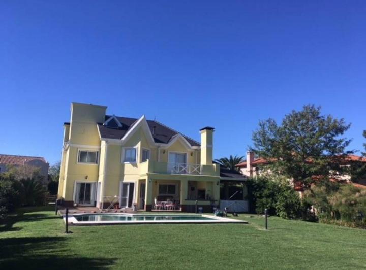 Casa · 342m² · 6 Ambientes · 1 Cochera
