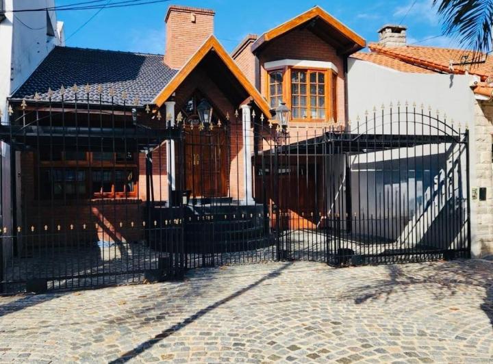 Casa · 238m² · 4 Dormitorios · 4 Cocheras