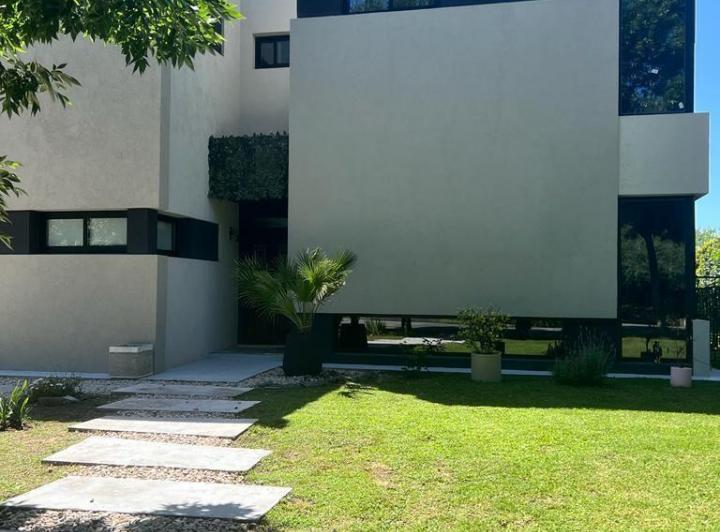 Casa · 226m² · 5 Ambientes · 2 Cocheras